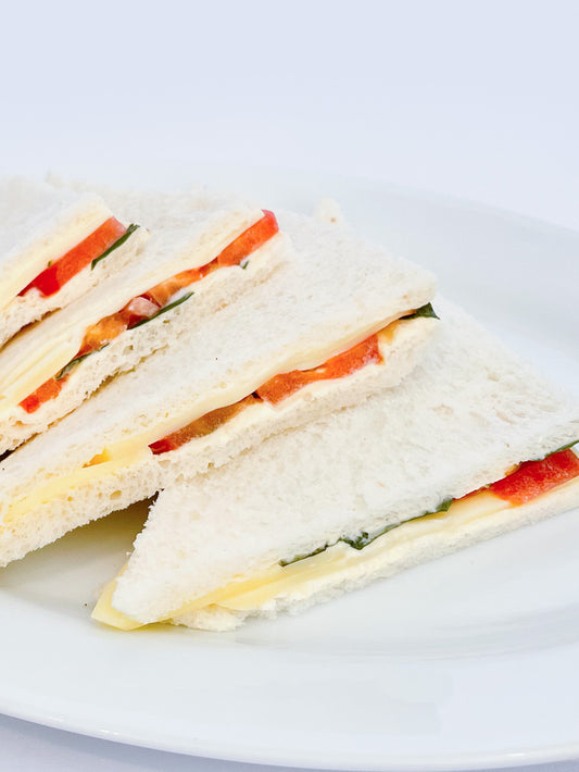 Sándwiches Caprese Triangulares - 4 Unidades