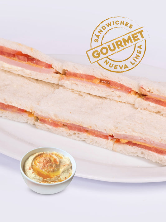 SANDWICHES DE HUMMUS, JAMÓN Y TOMATES