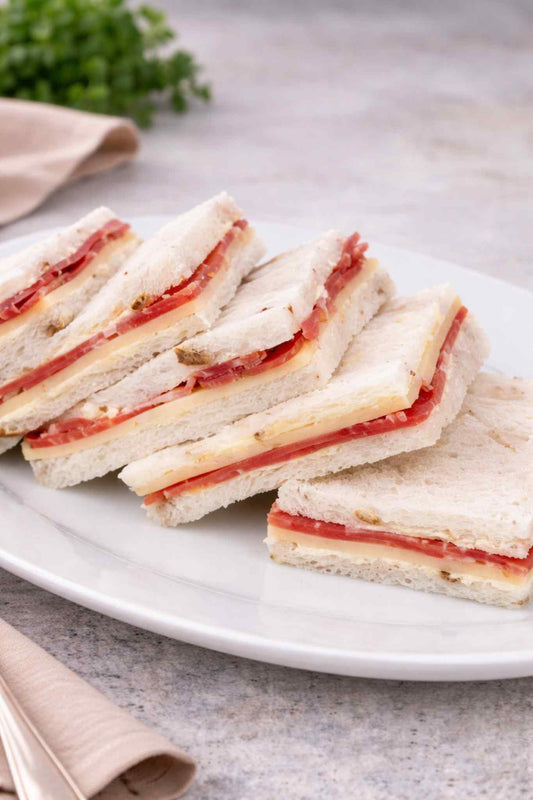 Sándwiches Bondiola Y Queso En Pan De Nuez Copetín - 6 Unidades