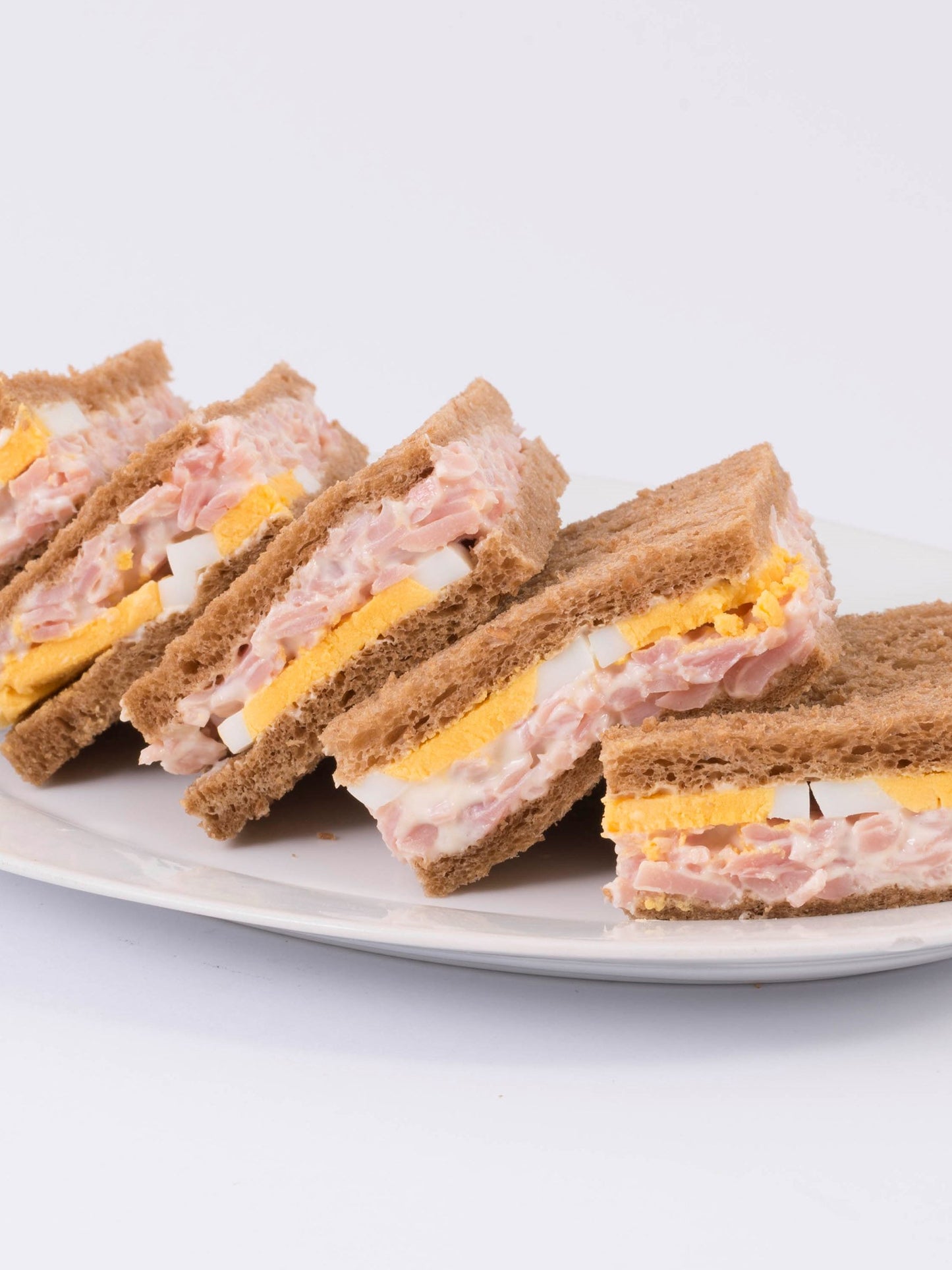 SANDWICHES DE JAMON RUSO CON HUEVO